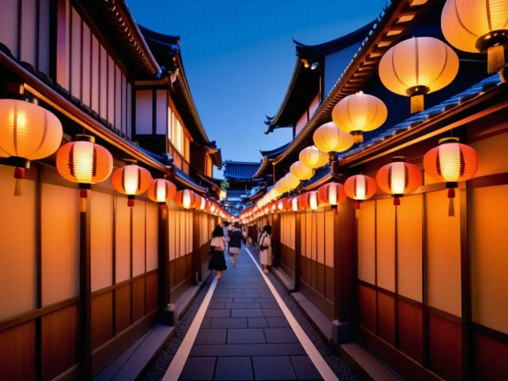 Festival Yoiyama en Kyoto: Gion Matsuri, ambiente vibrante y culturalmente significativo con desfile Yamaboko Junko y decoraciones tradicionales