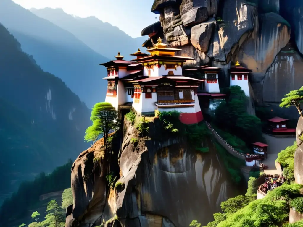 Vista impresionante del monasterio Paro Taktsang en Bhután, conocido como el Nido del Tigre, rodeado de exuberante vegetación